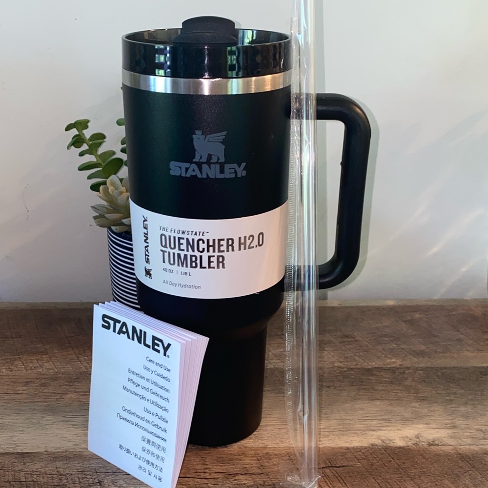 Stanley Black Quencher H2.0 FlowState Tumbler 40oz NWB